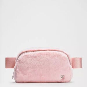 Everywhere Belt Bag Plush Fleece - Strawberry Milkshake